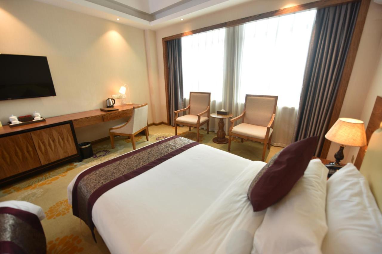 Hong Van Grand Hotel Mong Cai Екстериор снимка